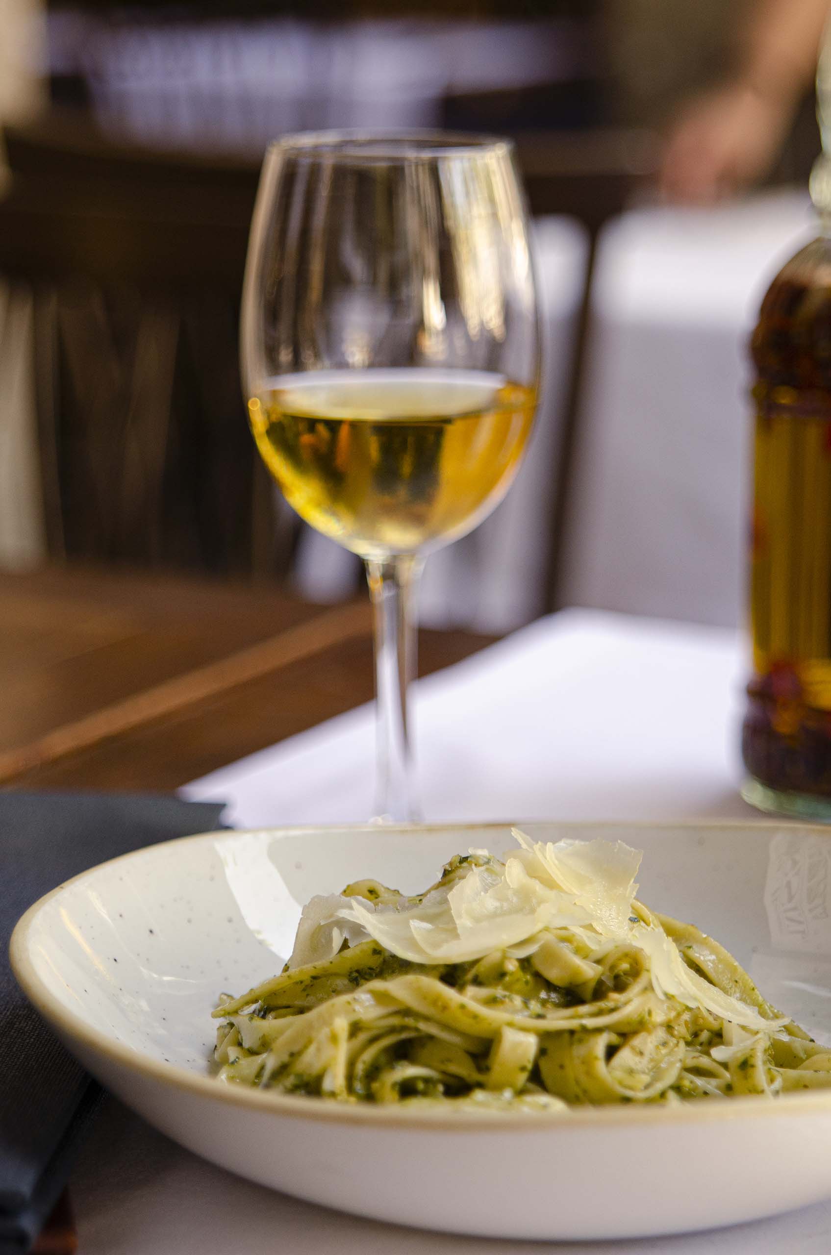 Plato de pasta al pesto restaurante italiano