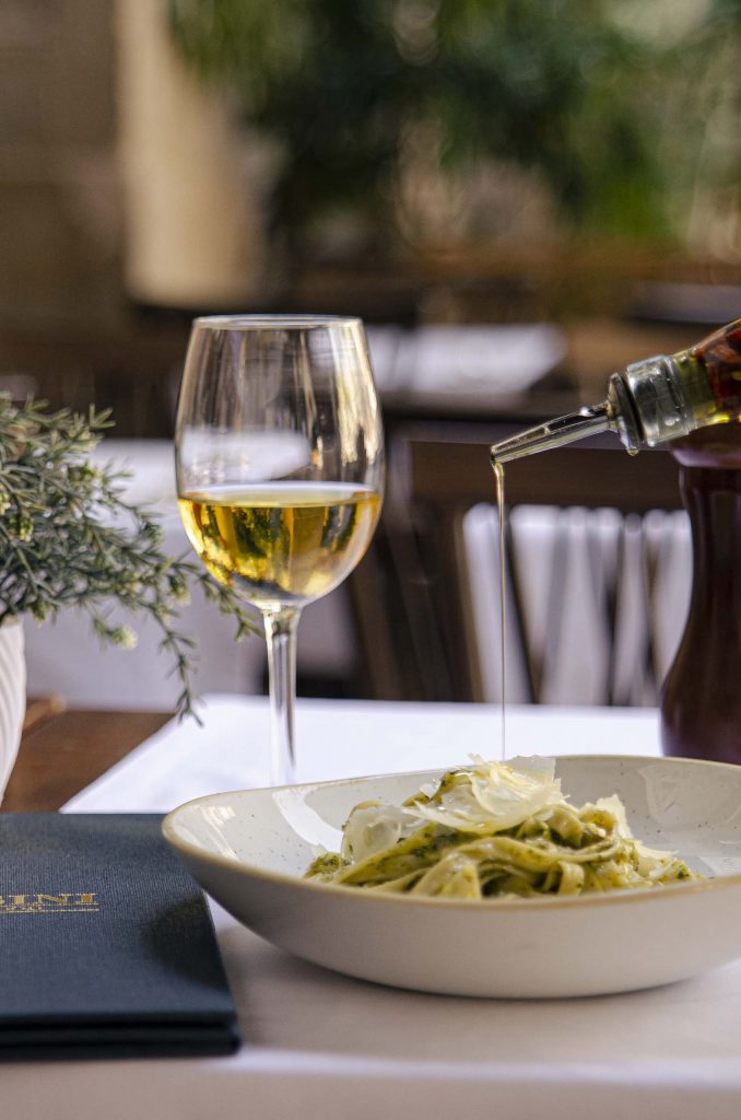 Plato de pasta al pesto restaurante italiano