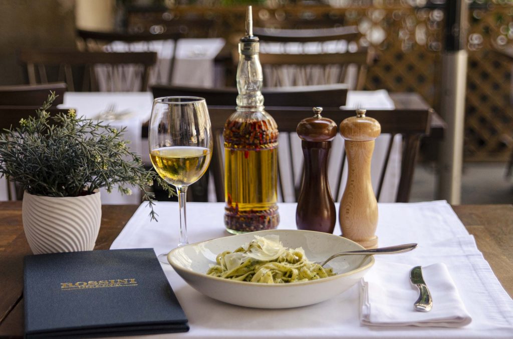 Plato de pasta al pesto carta Rossini