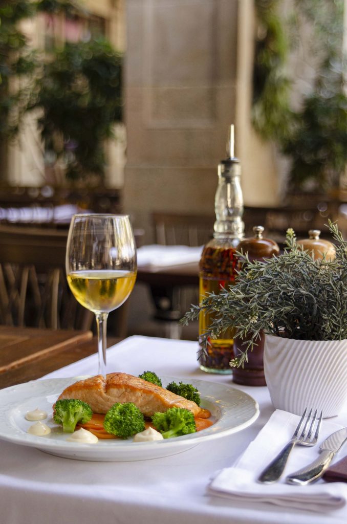 Plato de salmón restaurante mediterráneo