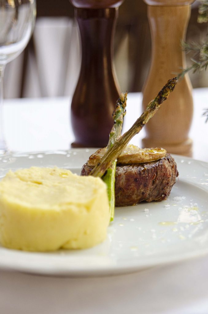 Plato de solomillo servido en restaurante