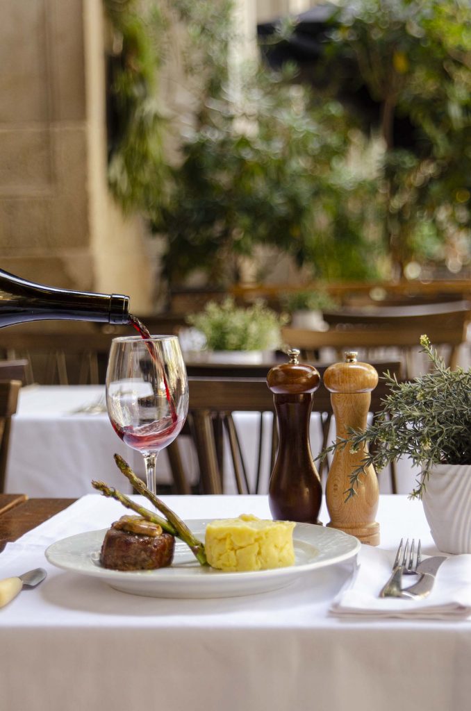 Plato de solomillo servido en restaurante